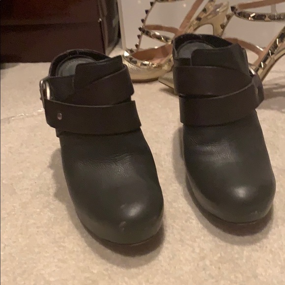 Vera Wang Lavender booties - Picture 3 of 7